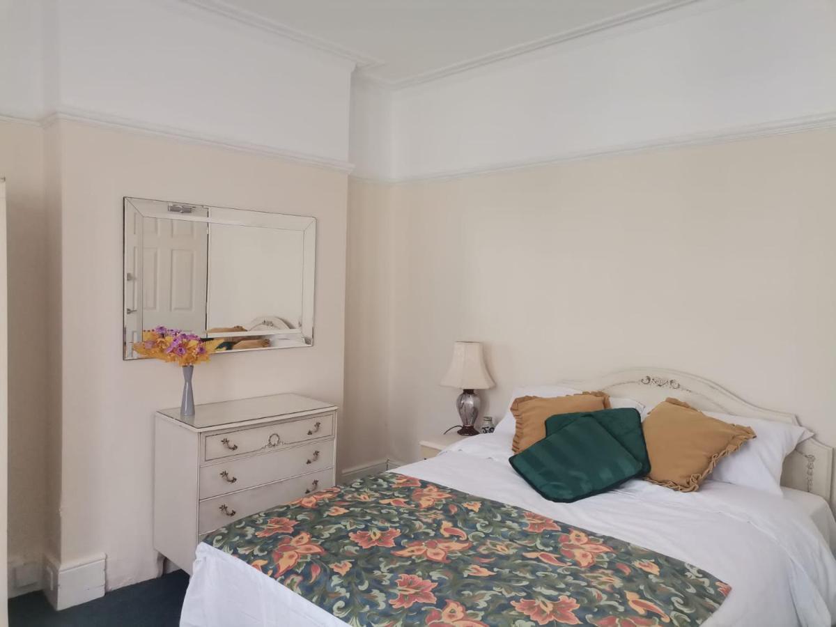Double Room Available- London Seven Kings Seven Kings Train Station Ilford Exterior foto